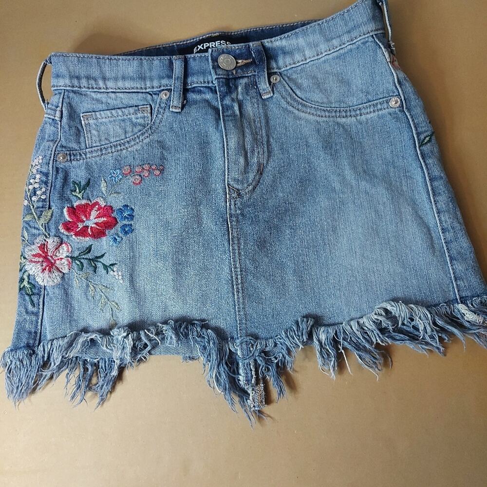 EXPRESS Floral Embroidered Raw Hem Denim Mini Skirt 00 Boho Floral Festival Twee